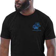 Charger l&#39;image dans la galerie, T-shirt noir en coton biologique brodé hommes (roses bleues)
